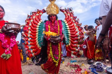 Kulashekharapatnam, Tamilnadu, Hindistan - 12 Ekim 2024: Kulasai, Hint Hindu ressam portresi ve kulasai dasara festivalinin ayinlerini gerçekleştirmek için bir tarikat karakteri gibi giyinmiş.