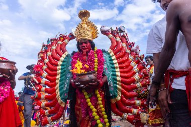 Kulashekharapatnam, Tamilnadu, Hindistan - 12 Ekim 2024: Kulasai, Hint Hindu ressam portresi ve kulasai dasara festivalinin ayinlerini gerçekleştirmek için bir tarikat karakteri gibi giyinmiş.