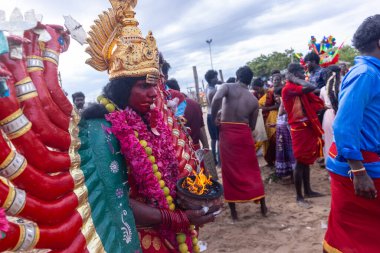 Kulashekharapatnam, Tamilnadu, Hindistan - 12 Ekim 2024: Kulasai, Hint Hindu ressam portresi ve kulasai dasara festivalinin ayinlerini gerçekleştirmek için bir tarikat karakteri gibi giyinmiş.