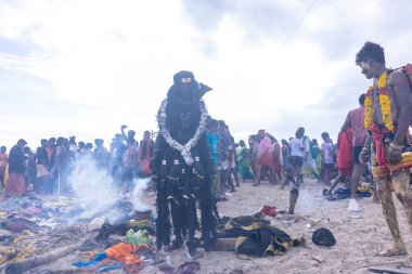 Kulashekharapatnam, Tamilnadu, Hindistan - 12 Ekim 2024: Kulasai, Hint Hindu ressam portresi ve kulasai dasara festivalinin ayinlerini gerçekleştirmek için bir tarikat karakteri gibi giyinmiş.