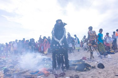 Kulashekharapatnam, Tamilnadu, Hindistan - 12 Ekim 2024: Kulasai, Hint Hindu ressam portresi ve kulasai dasara festivalinin ayinlerini gerçekleştirmek için bir tarikat karakteri gibi giyinmiş.