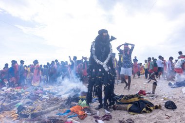 Kulashekharapatnam, Tamilnadu, Hindistan - 12 Ekim 2024: Kulasai, Hint Hindu ressam portresi ve kulasai dasara festivalinin ayinlerini gerçekleştirmek için bir tarikat karakteri gibi giyinmiş.