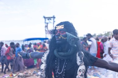 Kulashekharapatnam, Tamilnadu, Hindistan - 12 Ekim 2024: Kulasai, Hint Hindu ressam portresi ve kulasai dasara festivalinin ayinlerini gerçekleştirmek için bir tarikat karakteri gibi giyinmiş.