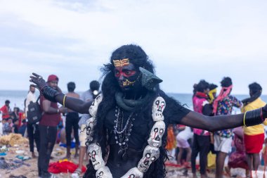 Kulashekharapatnam, Tamilnadu, Hindistan - 12 Ekim 2024: Kulasai, Hint Hindu ressam portresi ve kulasai dasara festivalinin ayinlerini gerçekleştirmek için bir tarikat karakteri gibi giyinmiş.