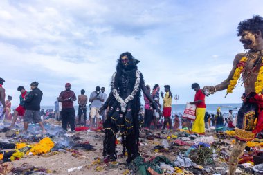 Kulashekharapatnam, Tamilnadu, Hindistan - 12 Ekim 2024: Kulasai, Hint Hindu ressam portresi ve kulasai dasara festivalinin ayinlerini gerçekleştirmek için bir tarikat karakteri gibi giyinmiş.