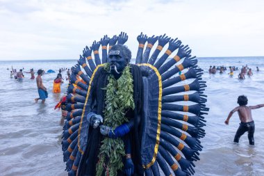 Kulashekharapatnam, Tamilnadu, Hindistan - 12 Ekim 2024: Kulasai, Hint Hindu ressam portresi ve kulasai dasara festivalinin ayinlerini gerçekleştirmek için bir tarikat karakteri gibi giyinmiş.
