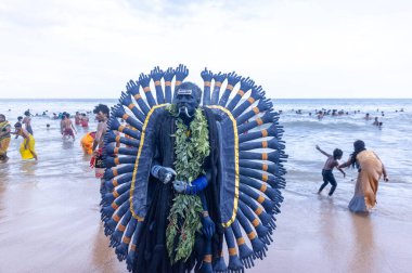 Kulashekharapatnam, Tamilnadu, Hindistan - 12 Ekim 2024: Kulasai, Hint Hindu ressam portresi ve kulasai dasara festivalinin ayinlerini gerçekleştirmek için bir tarikat karakteri gibi giyinmiş.