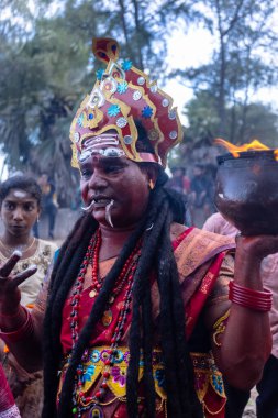 Kulashekharapatnam, Tamilnadu, Hindistan - 12 Ekim 2024: Kulasai, Hint Hindu ressam portresi ve kulasai dasara festivalinin ayinlerini gerçekleştirmek için bir tarikat karakteri gibi giyinmiş.