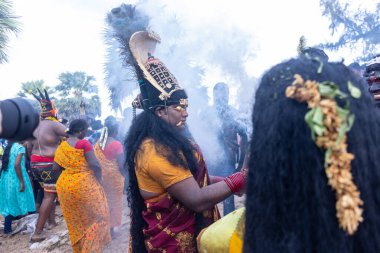 Kulashekharapatnam, Tamilnadu, Hindistan - 12 Ekim 2024: Kulasai, Hint Hindu ressam portresi ve kulasai dasara festivalinin ayinlerini gerçekleştirmek için bir tarikat karakteri gibi giyinmiş.