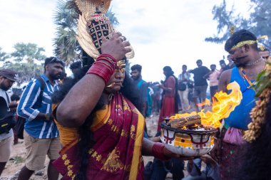 Kulashekharapatnam, Tamilnadu, Hindistan - 12 Ekim 2024: Kulasai, Hint Hindu ressam portresi ve kulasai dasara festivalinin ayinlerini gerçekleştirmek için bir tarikat karakteri gibi giyinmiş.