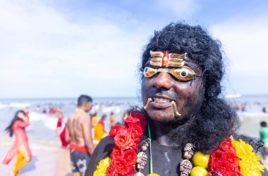 Kulashekharapatnam, Tamilnadu, Hindistan - 12 Ekim 2024: Kulasai, Hint Hindu ressam portresi ve kulasai dasara festivalinin ayinlerini gerçekleştirmek için bir tarikat karakteri gibi giyinmiş.