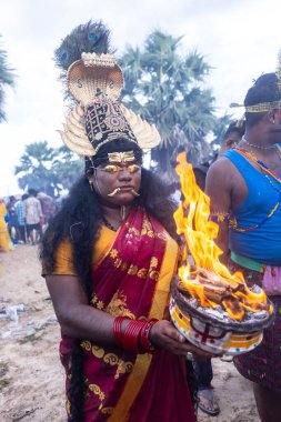 Kulashekharapatnam, Tamilnadu, Hindistan - 12 Ekim 2024: Kulasai, Hint Hindu ressam portresi ve kulasai dasara festivalinin ayinlerini gerçekleştirmek için bir tarikat karakteri gibi giyinmiş.