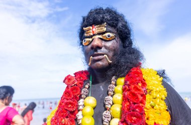 Kulashekharapatnam, Tamilnadu, Hindistan - 12 Ekim 2024: Kulasai, Hint Hindu ressam portresi ve kulasai dasara festivalinin ayinlerini gerçekleştirmek için bir tarikat karakteri gibi giyinmiş.