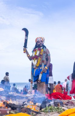 Kulashekharapatnam, Tamilnadu, Hindistan - 12 Ekim 2024: Kulasai, Hint Hindu ressam portresi ve kulasai dasara festivalinin ayinlerini gerçekleştirmek için bir tarikat karakteri gibi giyinmiş.