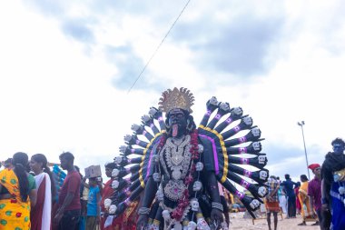 Kulashekharapatnam, Tamilnadu, Hindistan - 12 Ekim 2024: Kulasai, Hint Hindu ressam portresi ve kulasai dasara festivalinin ayinlerini gerçekleştirmek için bir tarikat karakteri gibi giyinmiş.