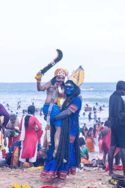 Kulashekharapatnam, Tamilnadu, Hindistan - 12 Ekim 2024: Kulasai, Hint Hindu ressam portresi ve kulasai dasara festivalinin ayinlerini gerçekleştirmek için bir tarikat karakteri gibi giyinmiş.