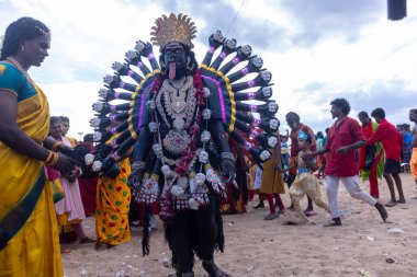 Kulashekharapatnam, Tamilnadu, Hindistan - 12 Ekim 2024: Kulasai, Hint Hindu ressam portresi ve kulasai dasara festivalinin ayinlerini gerçekleştirmek için bir tarikat karakteri gibi giyinmiş.