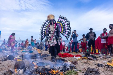 Kulashekharapatnam, Tamilnadu, Hindistan - 12 Ekim 2024: Kulasai, Hint Hindu ressam portresi ve kulasai dasara festivalinin ayinlerini gerçekleştirmek için bir tarikat karakteri gibi giyinmiş.