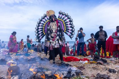 Kulashekharapatnam, Tamilnadu, Hindistan - 12 Ekim 2024: Kulasai, Hint Hindu ressam portresi ve kulasai dasara festivalinin ayinlerini gerçekleştirmek için bir tarikat karakteri gibi giyinmiş.