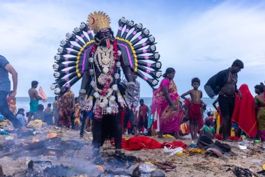 Kulashekharapatnam, Tamilnadu, Hindistan - 12 Ekim 2024: Kulasai, Hint Hindu ressam portresi ve kulasai dasara festivalinin ayinlerini gerçekleştirmek için bir tarikat karakteri gibi giyinmiş.