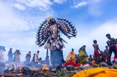 Kulashekharapatnam, Tamilnadu, Hindistan - 12 Ekim 2024: Kulasai, Hint Hindu ressam portresi ve kulasai dasara festivalinin ayinlerini gerçekleştirmek için bir tarikat karakteri gibi giyinmiş.