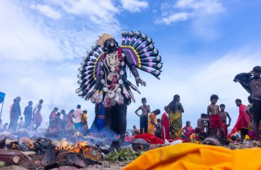 Kulashekharapatnam, Tamilnadu, Hindistan - 12 Ekim 2024: Kulasai, Hint Hindu ressam portresi ve kulasai dasara festivalinin ayinlerini gerçekleştirmek için bir tarikat karakteri gibi giyinmiş.