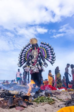 Kulashekharapatnam, Tamilnadu, Hindistan - 12 Ekim 2024: Kulasai, Hint Hindu ressam portresi ve kulasai dasara festivalinin ayinlerini gerçekleştirmek için bir tarikat karakteri gibi giyinmiş.