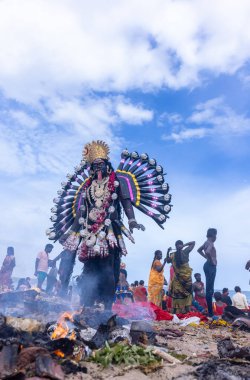 Kulashekharapatnam, Tamilnadu, Hindistan - 12 Ekim 2024: Kulasai, Hint Hindu ressam portresi ve kulasai dasara festivalinin ayinlerini gerçekleştirmek için bir tarikat karakteri gibi giyinmiş.