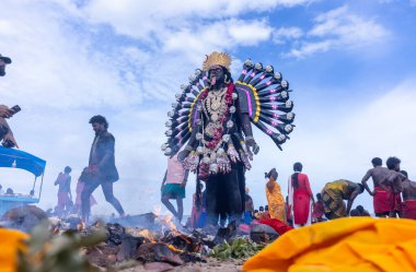 Kulashekharapatnam, Tamilnadu, Hindistan - 12 Ekim 2024: Kulasai, Hint Hindu ressam portresi ve kulasai dasara festivalinin ayinlerini gerçekleştirmek için bir tarikat karakteri gibi giyinmiş.