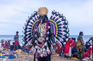 Kulashekharapatnam, Tamilnadu, Hindistan - 12 Ekim 2024: Kulasai, Hint Hindu ressam portresi ve kulasai dasara festivalinin ayinlerini gerçekleştirmek için bir tarikat karakteri gibi giyinmiş.