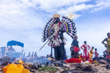 Kulashekharapatnam, Tamilnadu, Hindistan - 12 Ekim 2024: Kulasai, Hint Hindu ressam portresi ve kulasai dasara festivalinin ayinlerini gerçekleştirmek için bir tarikat karakteri gibi giyinmiş.