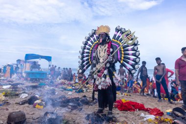 Kulashekharapatnam, Tamilnadu, Hindistan - 12 Ekim 2024: Kulasai, Hint Hindu ressam portresi ve kulasai dasara festivalinin ayinlerini gerçekleştirmek için bir tarikat karakteri gibi giyinmiş.