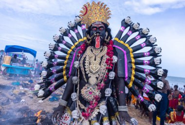 Kulashekharapatnam, Tamilnadu, Hindistan - 12 Ekim 2024: Kulasai, Hint Hindu ressam portresi ve kulasai dasara festivalinin ayinlerini gerçekleştirmek için bir tarikat karakteri gibi giyinmiş.