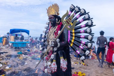 Kulashekharapatnam, Tamilnadu, Hindistan - 12 Ekim 2024: Kulasai, Hint Hindu ressam portresi ve kulasai dasara festivalinin ayinlerini gerçekleştirmek için bir tarikat karakteri gibi giyinmiş.