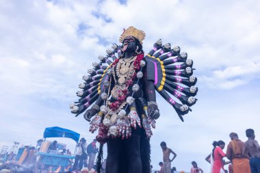 Kulashekharapatnam, Tamilnadu, Hindistan - 12 Ekim 2024: Kulasai, Hint Hindu ressam portresi ve kulasai dasara festivalinin ayinlerini gerçekleştirmek için bir tarikat karakteri gibi giyinmiş.