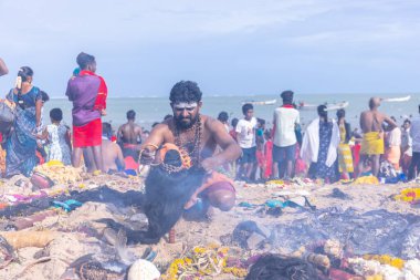 Kulashekharapatnam, Tamilnadu, Hindistan - 12 Ekim 2024: Kulasai, Hint Hindu ressam portresi ve kulasai dasara festivalinin ayinlerini gerçekleştirmek için bir tarikat karakteri gibi giyinmiş.