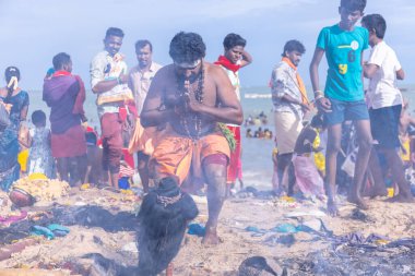 Kulashekharapatnam, Tamilnadu, Hindistan - 12 Ekim 2024: Kulasai, Hint Hindu ressam portresi ve kulasai dasara festivalinin ayinlerini gerçekleştirmek için bir tarikat karakteri gibi giyinmiş.