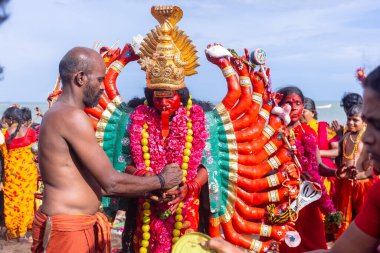 Kulashekharapatnam, Tamilnadu, Hindistan - 12 Ekim 2024: Kulasai, Hint Hindu ressam portresi ve kulasai dasara festivalinin ayinlerini gerçekleştirmek için bir tarikat karakteri gibi giyinmiş.