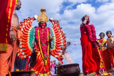 Kulashekharapatnam, Tamilnadu, Hindistan - 12 Ekim 2024: Kulasai, Hint Hindu ressam portresi ve kulasai dasara festivalinin ayinlerini gerçekleştirmek için bir tarikat karakteri gibi giyinmiş.