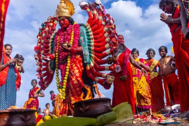 Kulashekharapatnam, Tamilnadu, Hindistan - 12 Ekim 2024: Kulasai, Hint Hindu ressam portresi ve kulasai dasara festivalinin ayinlerini gerçekleştirmek için bir tarikat karakteri gibi giyinmiş.