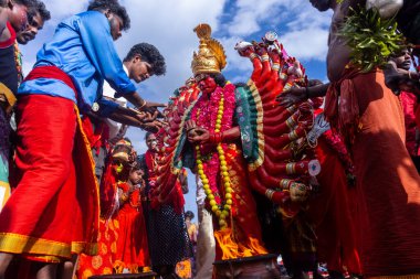 Kulashekharapatnam, Tamilnadu, Hindistan - 12 Ekim 2024: Kulasai, Hint Hindu ressam portresi ve kulasai dasara festivalinin ayinlerini gerçekleştirmek için bir tarikat karakteri gibi giyinmiş.