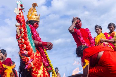 Kulashekharapatnam, Tamilnadu, Hindistan - 12 Ekim 2024: Kulasai, Hint Hindu ressam portresi ve kulasai dasara festivalinin ayinlerini gerçekleştirmek için bir tarikat karakteri gibi giyinmiş.