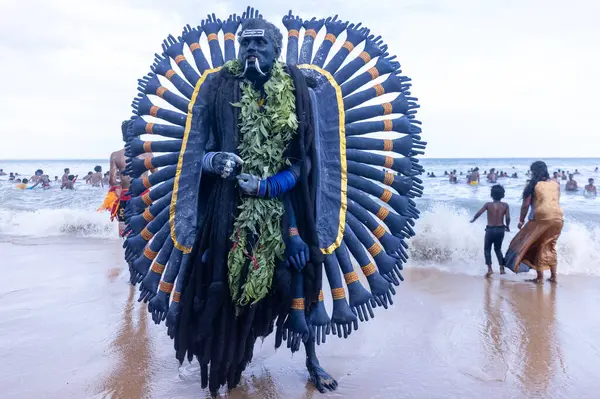 Kulashekharapatnam, Tamilnadu, Hindistan - 12 Ekim 2024: Kulasai, Hint Hindu ressam portresi ve kulasai dasara festivalinin ayinlerini gerçekleştirmek için bir tarikat karakteri gibi giyinmiş.