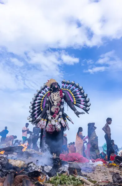 Kulashekharapatnam, Tamilnadu, Hindistan - 12 Ekim 2024: Kulasai, Hint Hindu ressam portresi ve kulasai dasara festivalinin ayinlerini gerçekleştirmek için bir tarikat karakteri gibi giyinmiş.