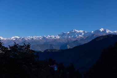 Himalaya, Himalaya dağlarının panoramik manzarası. Himalaya Dağları 'nın kışın Kedarnath Vadisi' ndeki manzarası.  