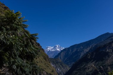 Himalaya, Himalaya dağlarının panoramik manzarası. Himalaya Dağları 'nın kışın Kedarnath Vadisi' ndeki manzarası.  