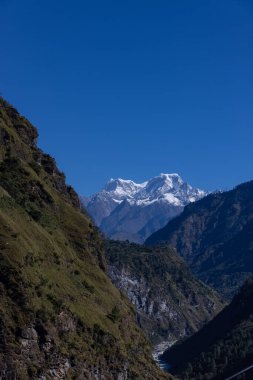 Himalaya, Himalaya dağlarının panoramik manzarası. Himalaya Dağları 'nın kışın Kedarnath Vadisi' ndeki manzarası.  
