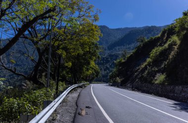 Himalaya, Himalaya dağlarının panoramik manzarası. Himalaya Dağları 'nın kışın Kedarnath Vadisi' ndeki manzarası.  
