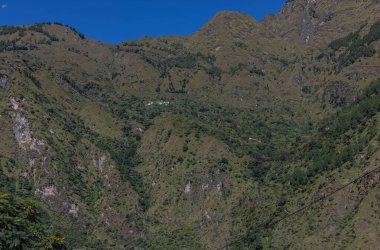 Himalaya, Himalaya dağlarının panoramik manzarası. Himalaya Dağları 'nın kışın Kedarnath Vadisi' ndeki manzarası.  