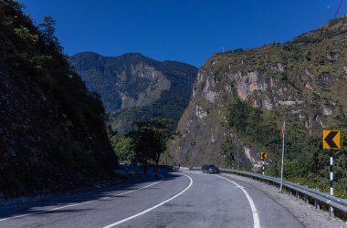 Himalaya, Himalaya dağlarının panoramik manzarası. Himalaya Dağları 'nın kışın Kedarnath Vadisi' ndeki manzarası.  